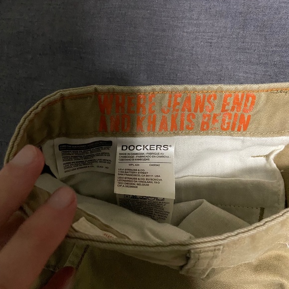 Men's Dockers 34x32 Khaki Athletic Fit Pants - Picture 2 of 4